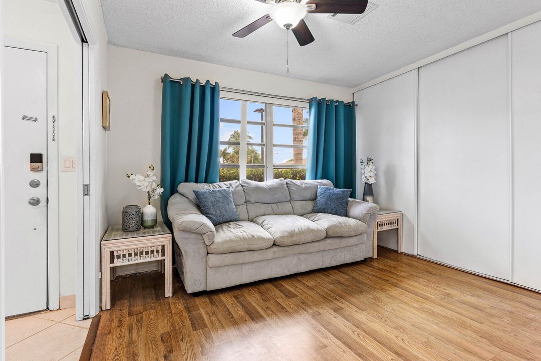 For Rent: $1,900 (2 beds, 1 baths, 989 Square Feet)