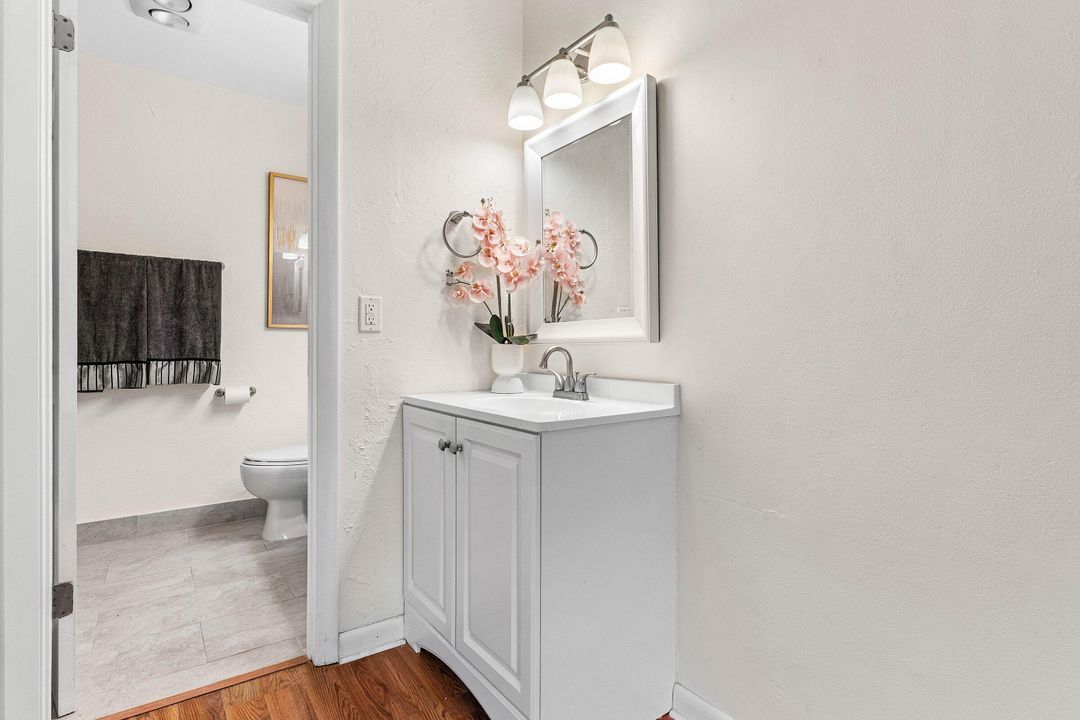 For Rent: $1,900 (2 beds, 1 baths, 989 Square Feet)