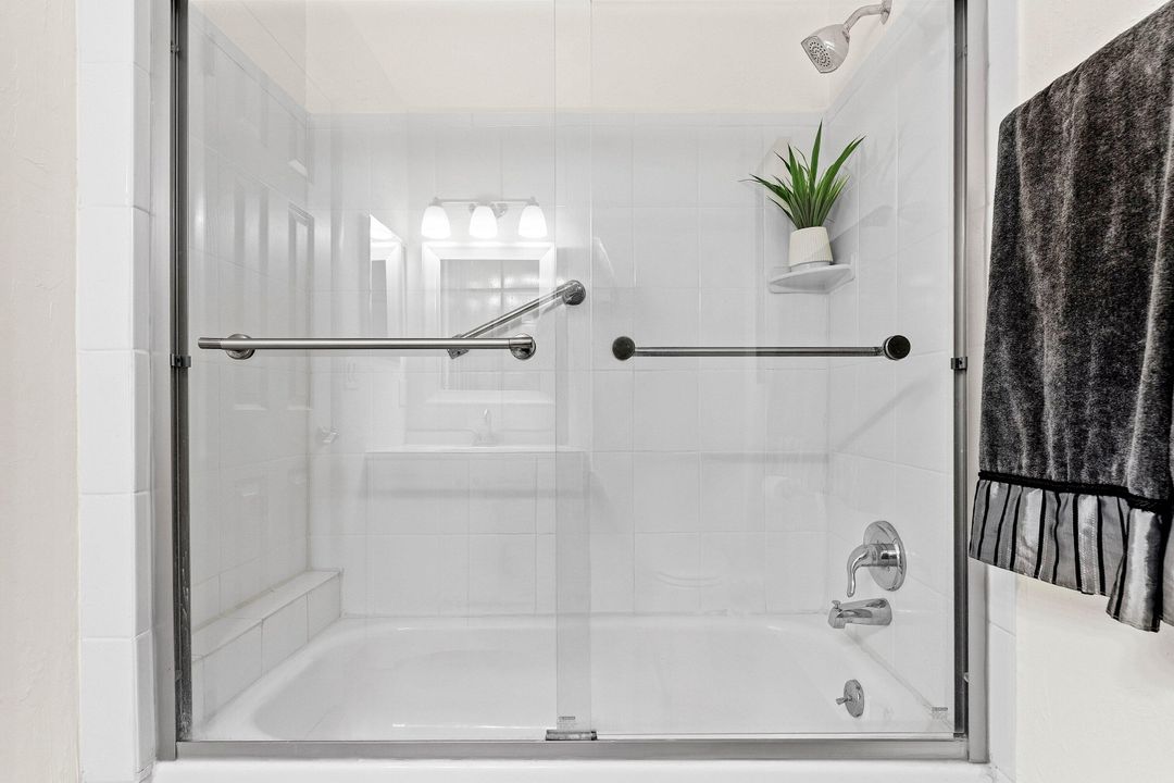 For Rent: $1,900 (2 beds, 1 baths, 989 Square Feet)