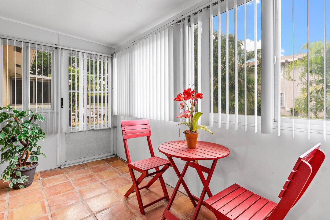 For Rent: $1,900 (2 beds, 1 baths, 989 Square Feet)