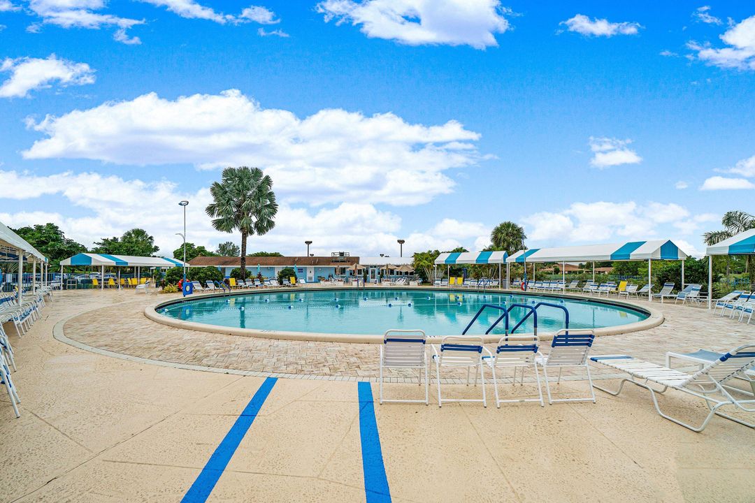 For Rent: $1,900 (2 beds, 1 baths, 989 Square Feet)