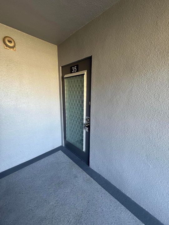 待售: $85,000 (1 贝兹, 1 浴室, 810 平方英尺)