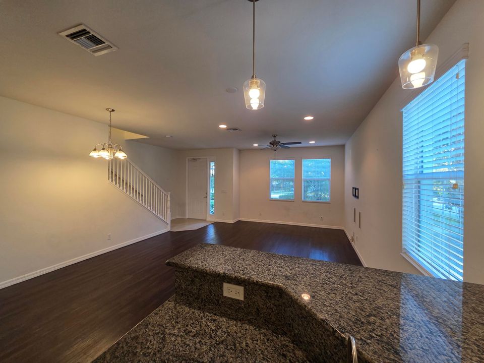 For Rent: $3,150 (3 beds, 2 baths, 1601 Square Feet)