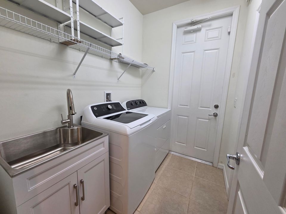 For Rent: $3,150 (3 beds, 2 baths, 1601 Square Feet)