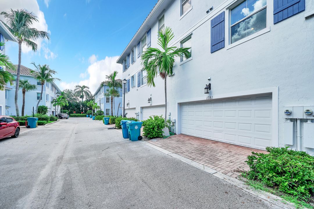 For Rent: $2,900 (3 beds, 3 baths, 1880 Square Feet)