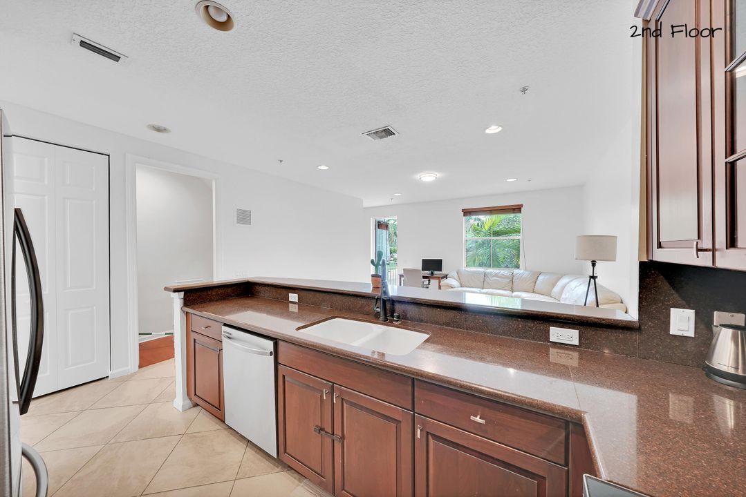 For Rent: $2,900 (3 beds, 3 baths, 1880 Square Feet)