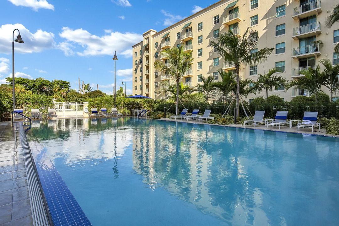 For Rent: $2,500 (1 beds, 1 baths, 884 Square Feet)