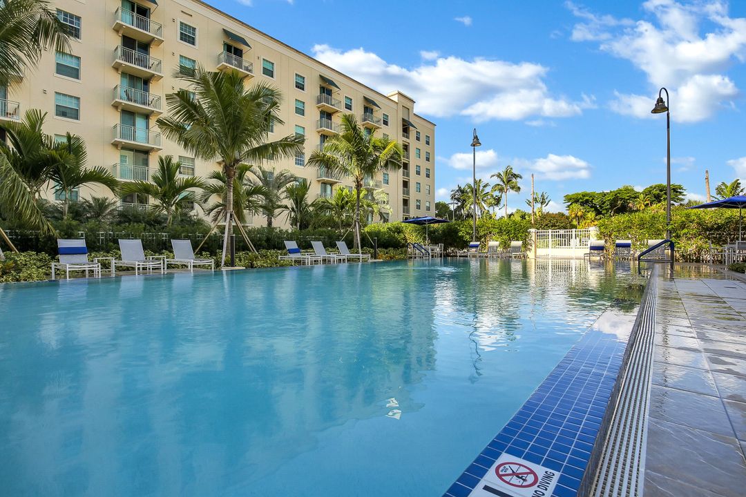 For Rent: $2,500 (1 beds, 1 baths, 884 Square Feet)