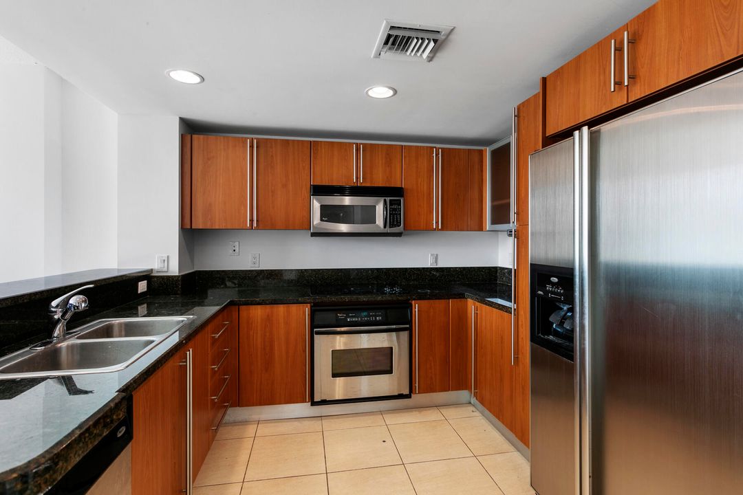 For Rent: $2,500 (1 beds, 1 baths, 884 Square Feet)