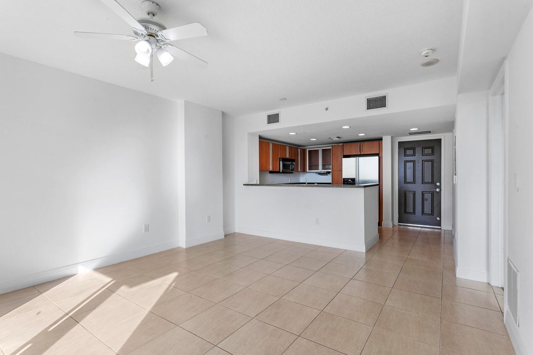 For Rent: $2,500 (1 beds, 1 baths, 884 Square Feet)