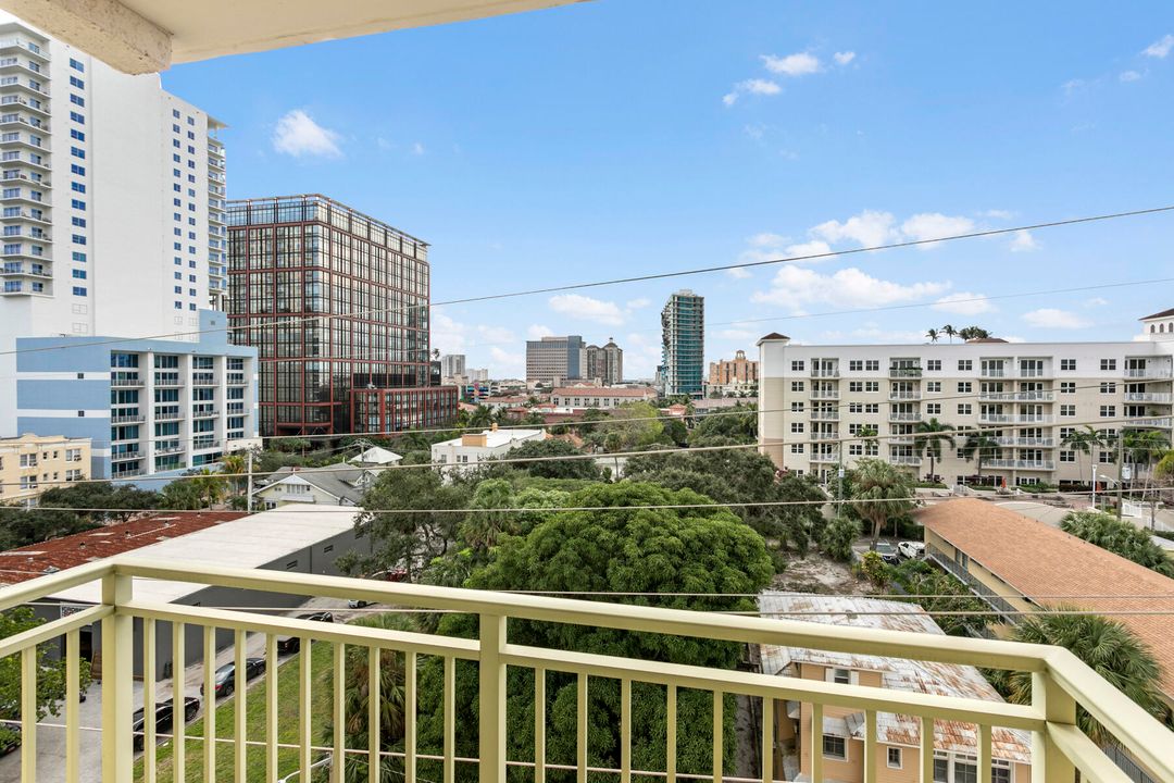 For Rent: $2,500 (1 beds, 1 baths, 884 Square Feet)