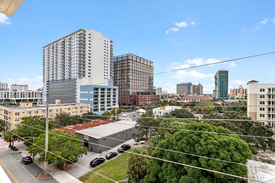 For Rent: $2,500 (1 beds, 1 baths, 884 Square Feet)