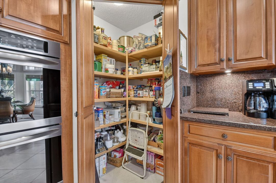 For Sale: $599,000 (3 beds, 2 baths, 2320 Square Feet)