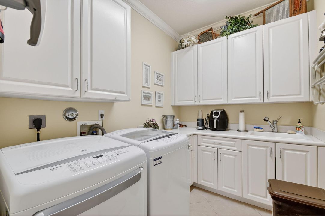 For Sale: $599,000 (3 beds, 2 baths, 2320 Square Feet)