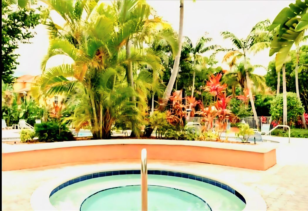 For Sale: $234,999 (1 beds, 1 baths, 692 Square Feet)