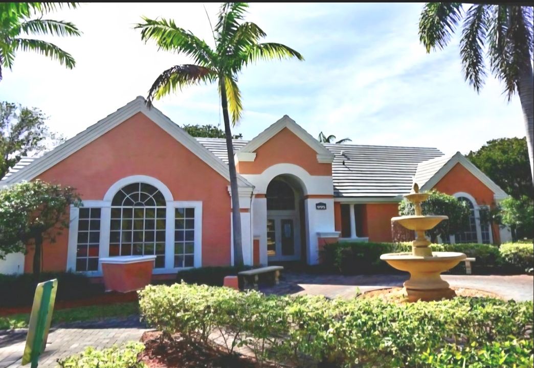 For Sale: $234,999 (1 beds, 1 baths, 692 Square Feet)