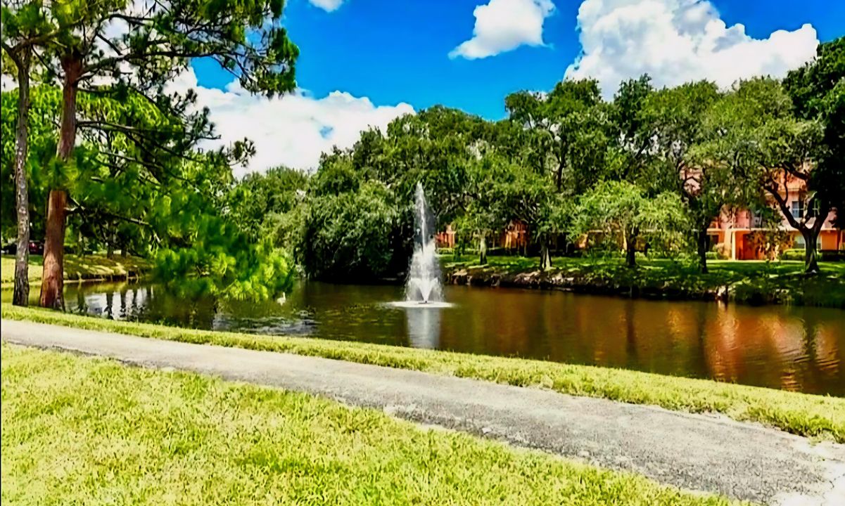 For Sale: $234,999 (1 beds, 1 baths, 692 Square Feet)