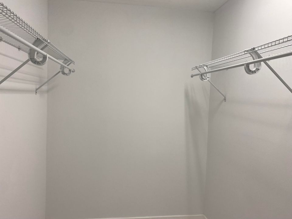 Activo con contrato: $2,900 (3 camas, 2 baños, 1380 Pies cuadrados)