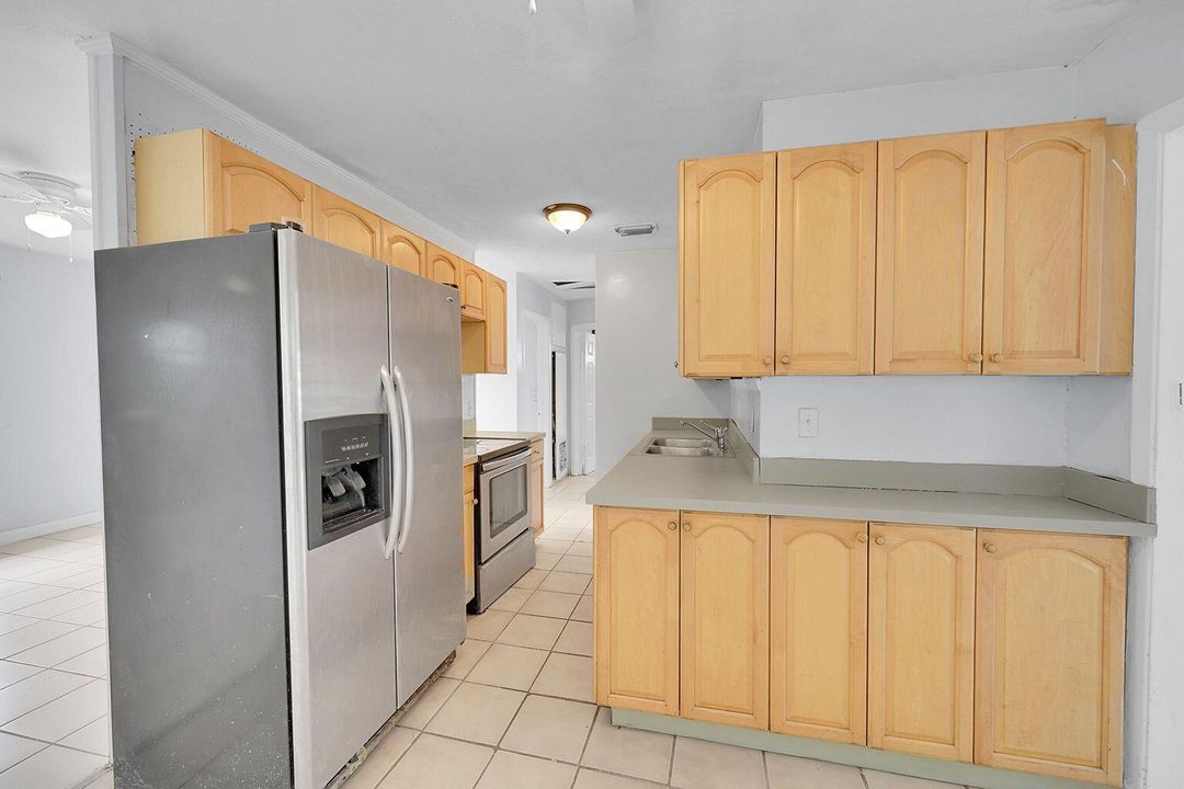 На продажу: $385,000 (4 спален, 2 ванн, 1570 Квадратных фут)