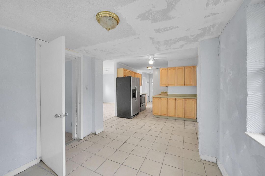 На продажу: $385,000 (4 спален, 2 ванн, 1570 Квадратных фут)