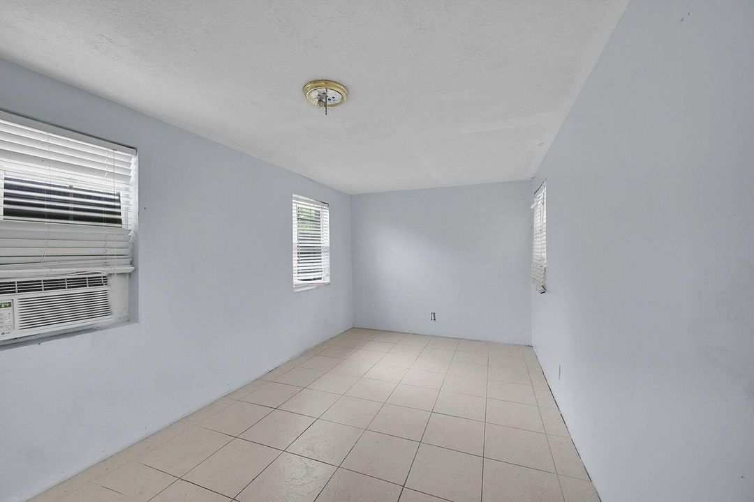 На продажу: $385,000 (4 спален, 2 ванн, 1570 Квадратных фут)