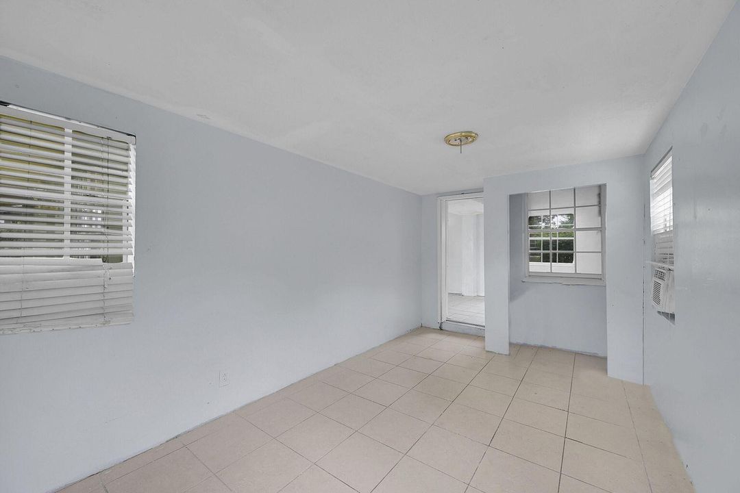 На продажу: $385,000 (4 спален, 2 ванн, 1570 Квадратных фут)