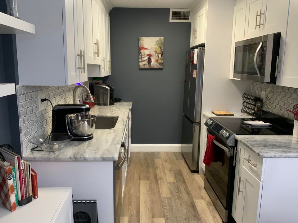 For Sale: $175,000 (2 beds, 1 baths, 861 Square Feet)