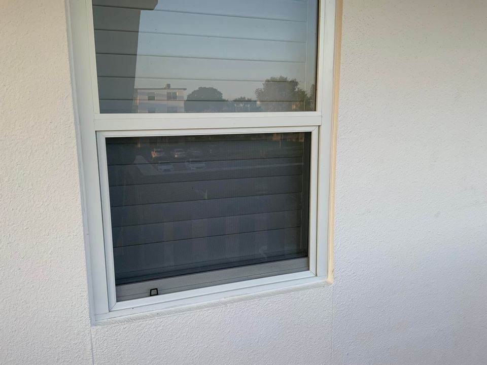 For Sale: $175,000 (2 beds, 1 baths, 861 Square Feet)