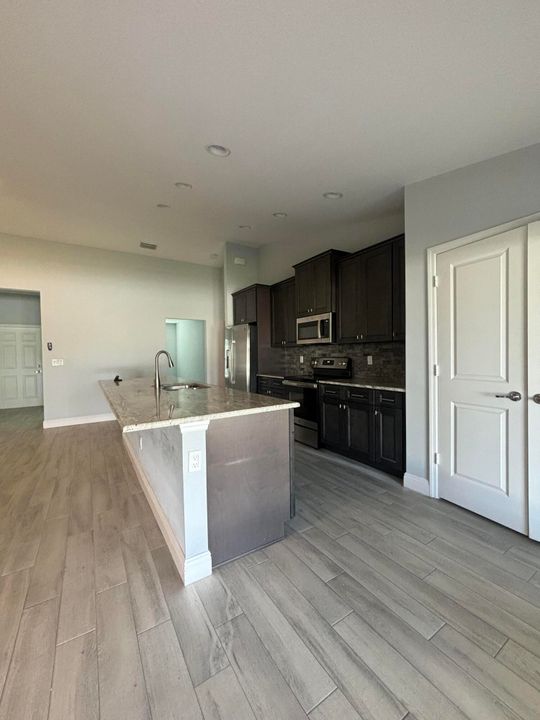 出租: $3,500 (4 贝兹, 3 浴室, 2437 平方英尺)