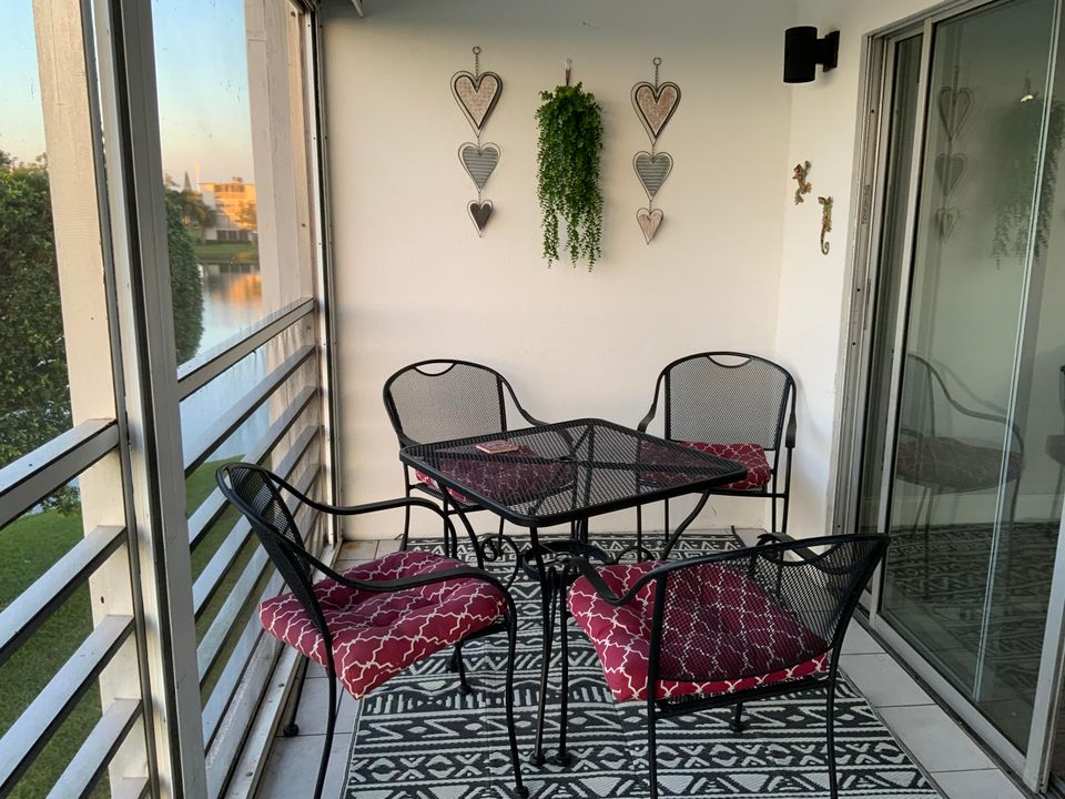 For Sale: $175,000 (2 beds, 1 baths, 861 Square Feet)