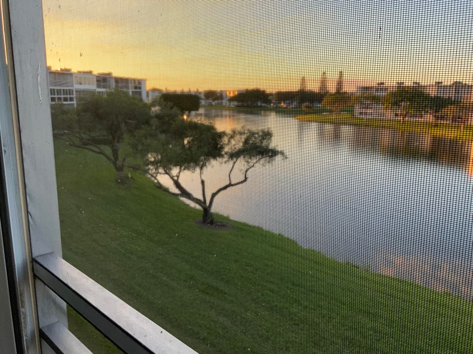 For Sale: $175,000 (2 beds, 1 baths, 861 Square Feet)