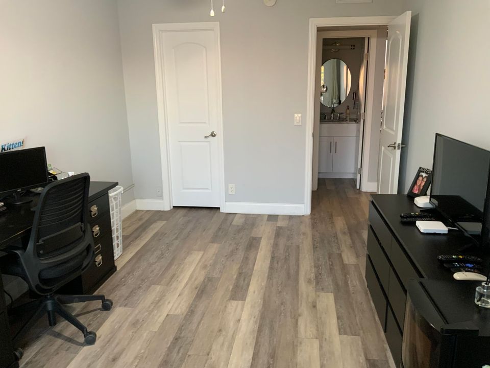 For Sale: $175,000 (2 beds, 1 baths, 861 Square Feet)