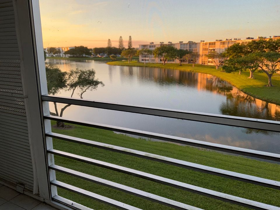 For Sale: $175,000 (2 beds, 1 baths, 861 Square Feet)