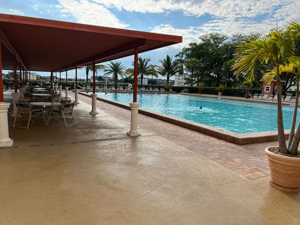 For Sale: $175,000 (2 beds, 1 baths, 861 Square Feet)