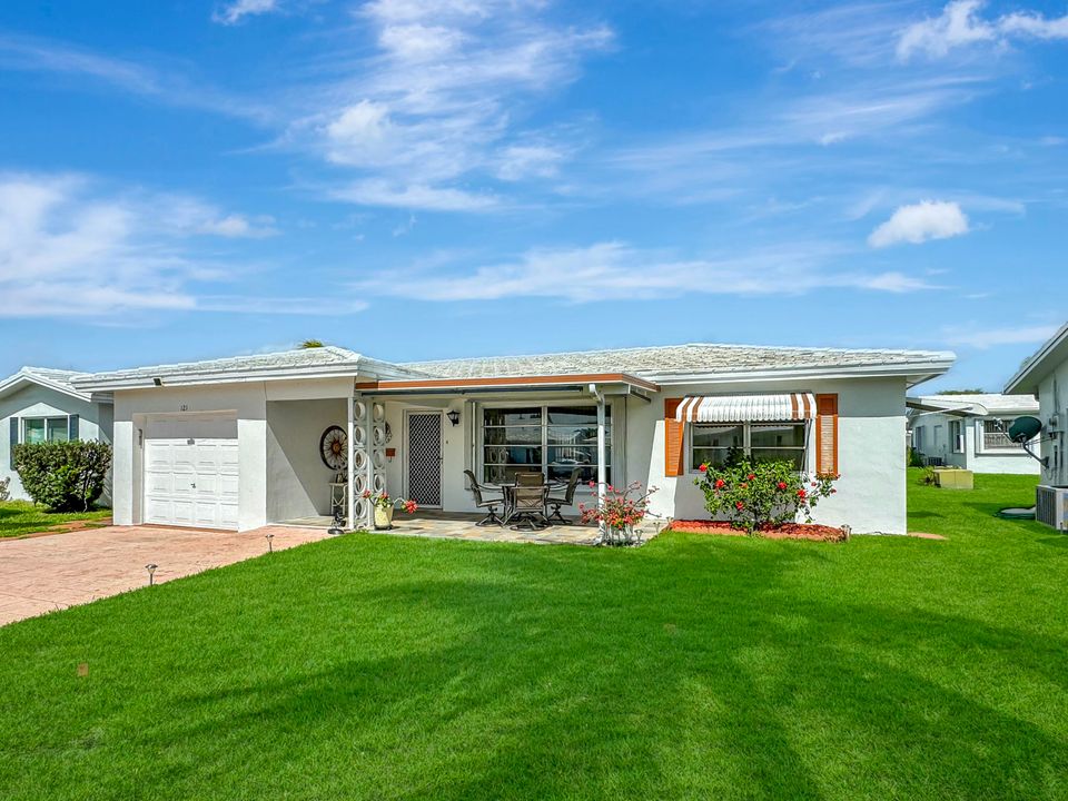 For Sale: $322,000 (2 beds, 2 baths, 1347 Square Feet)