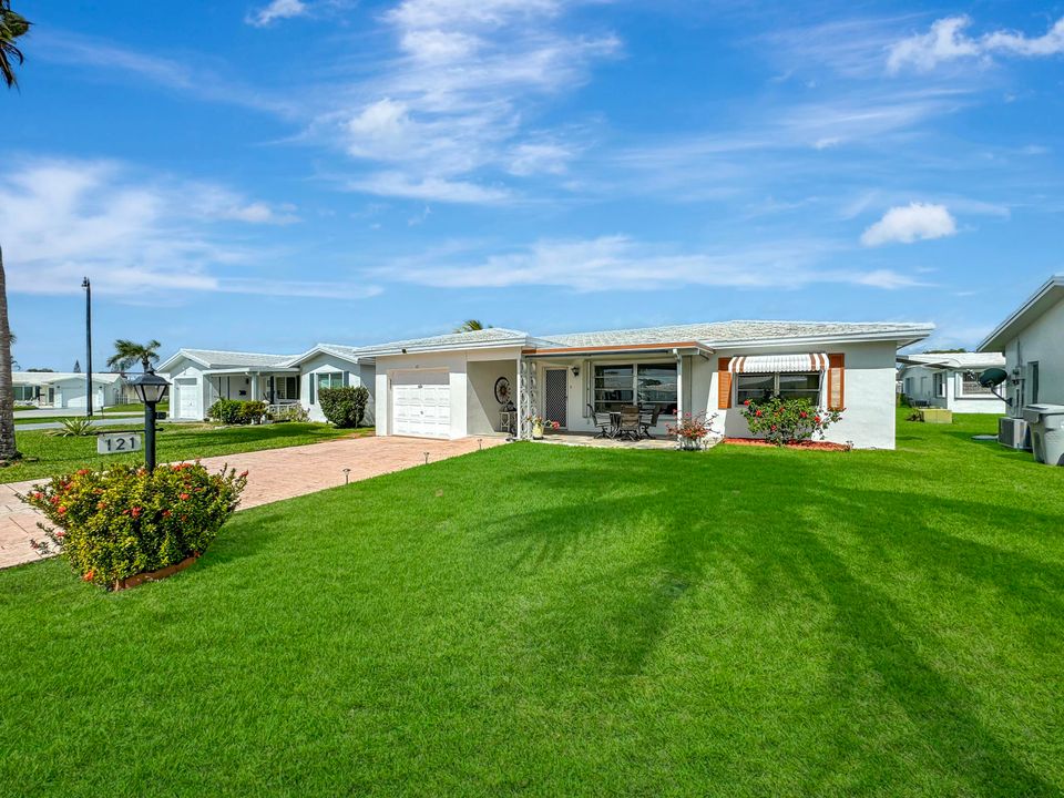 For Sale: $322,000 (2 beds, 2 baths, 1347 Square Feet)