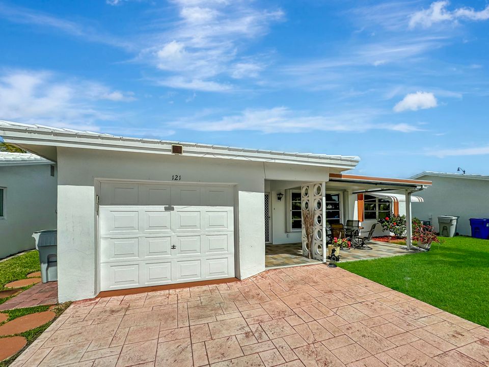 For Sale: $322,000 (2 beds, 2 baths, 1347 Square Feet)