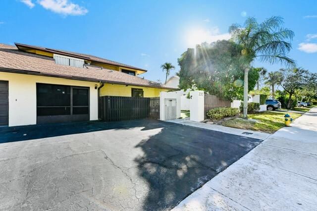 For Sale: $614,999 (3 beds, 2 baths, 1896 Square Feet)