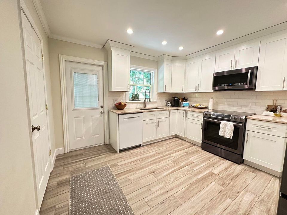 For Rent: $2,700 (2 beds, 1 baths, 1450 Square Feet)