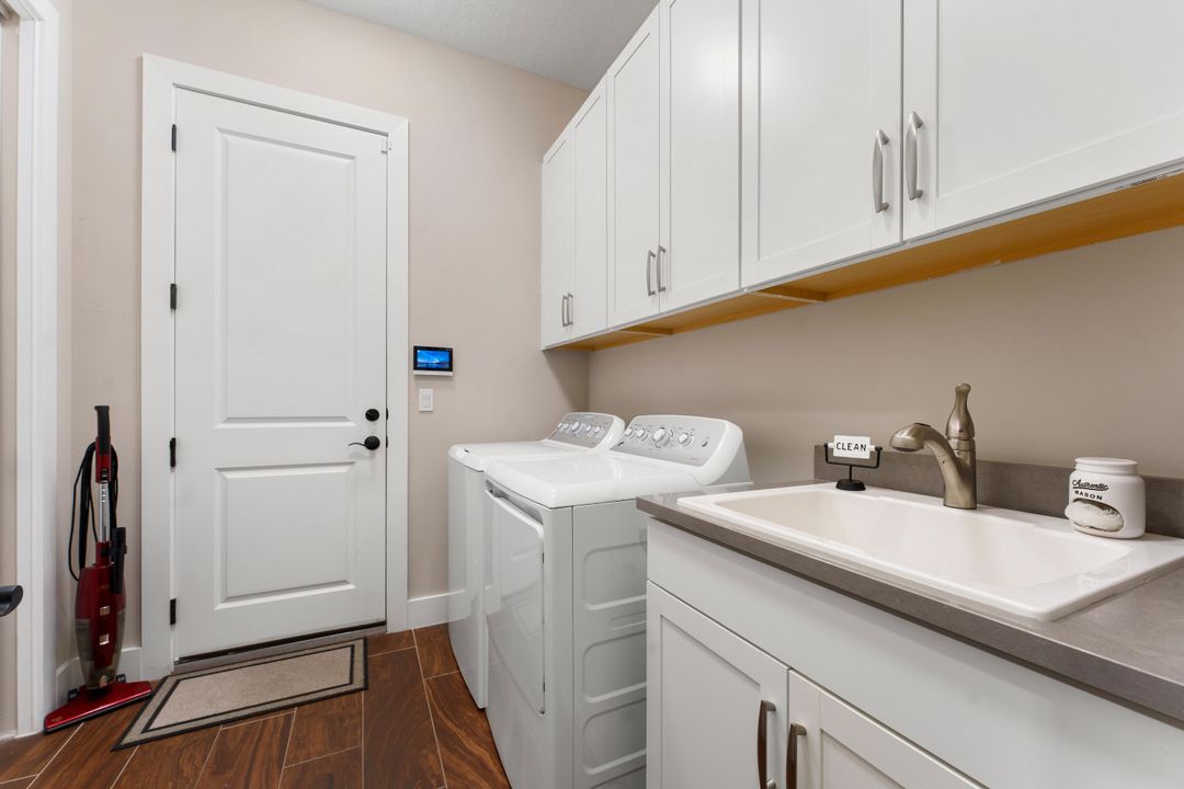 For Sale: $699,000 (3 beds, 3 baths, 2200 Square Feet)