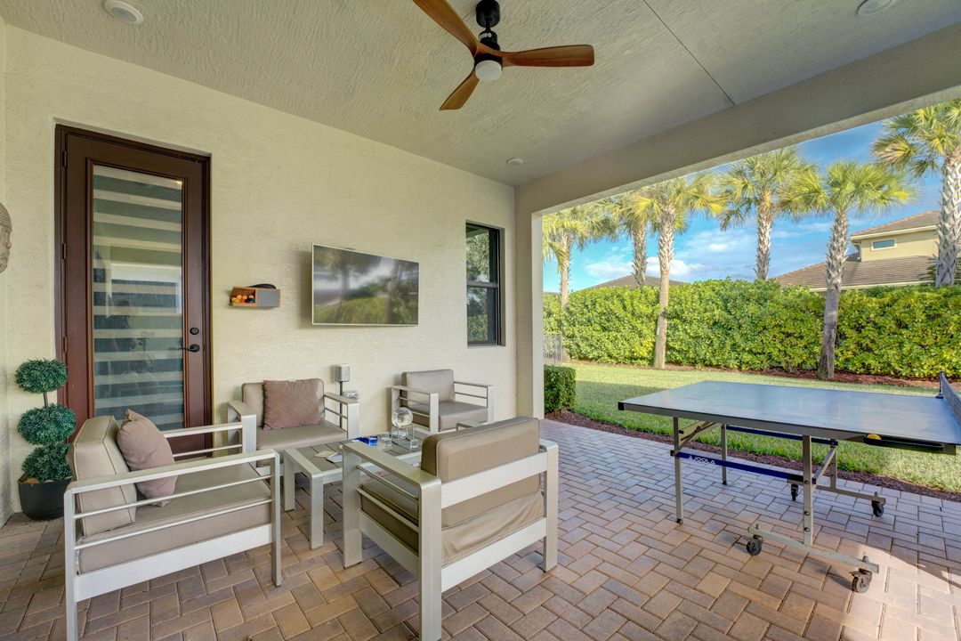 For Sale: $699,000 (3 beds, 3 baths, 2200 Square Feet)