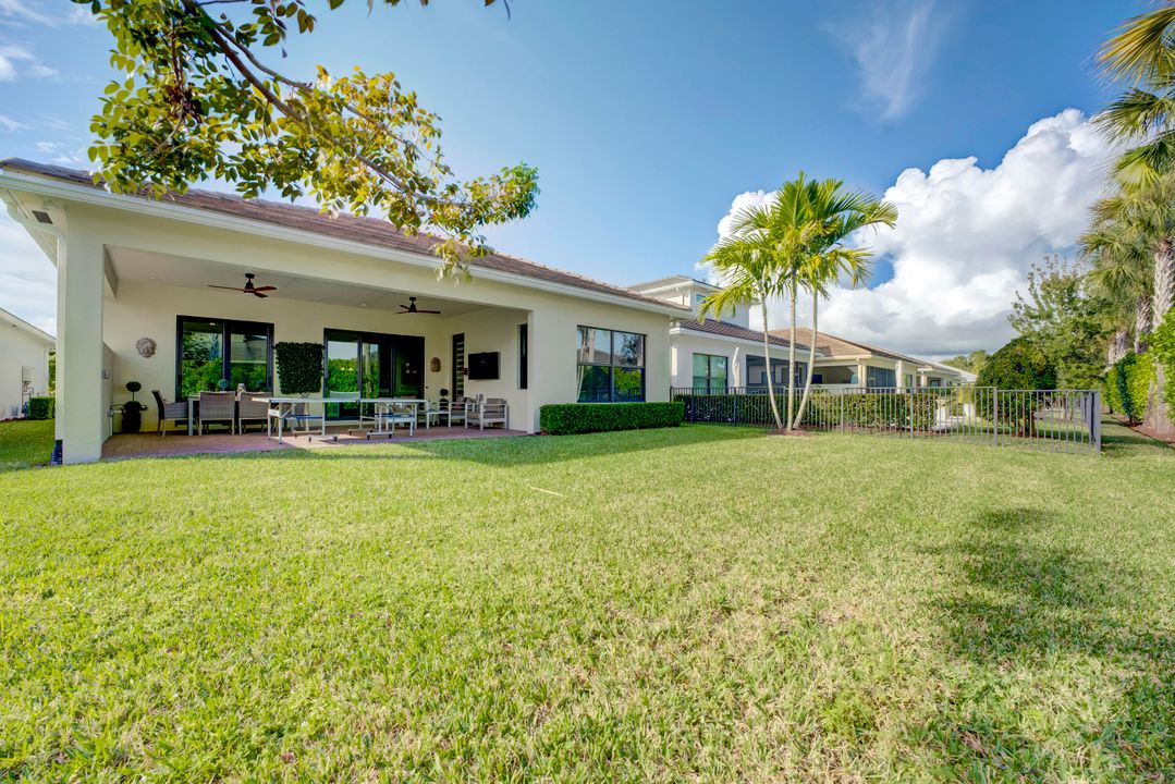 For Sale: $699,000 (3 beds, 3 baths, 2200 Square Feet)