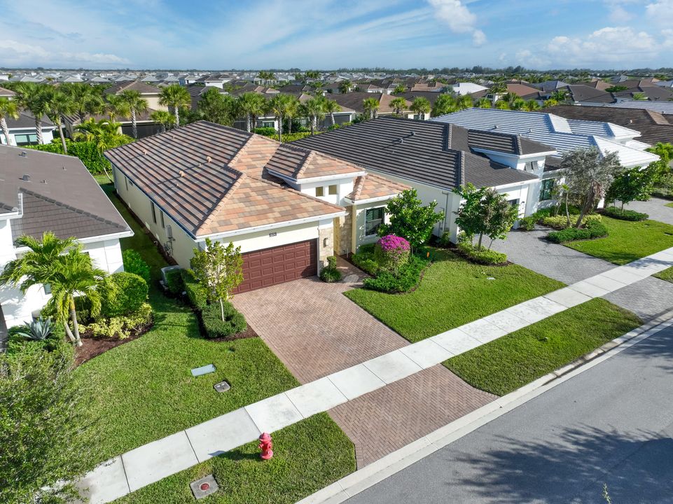 For Sale: $699,000 (3 beds, 3 baths, 2200 Square Feet)