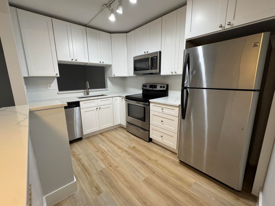 For Rent: $2,400 (2 beds, 2 baths, 980 Square Feet)