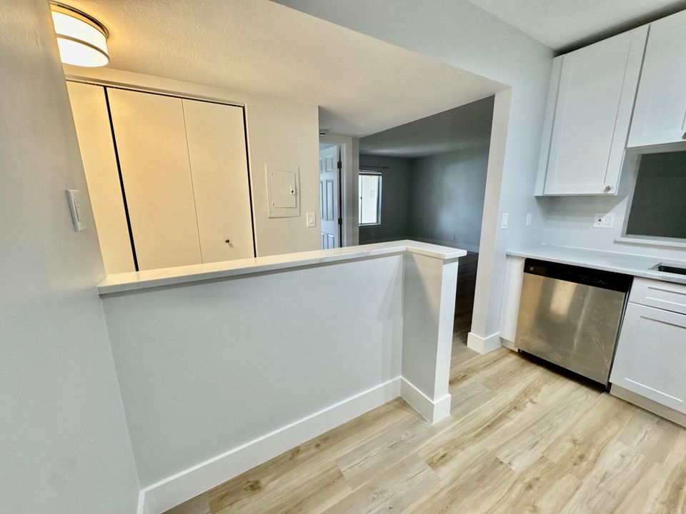 For Rent: $2,400 (2 beds, 2 baths, 980 Square Feet)
