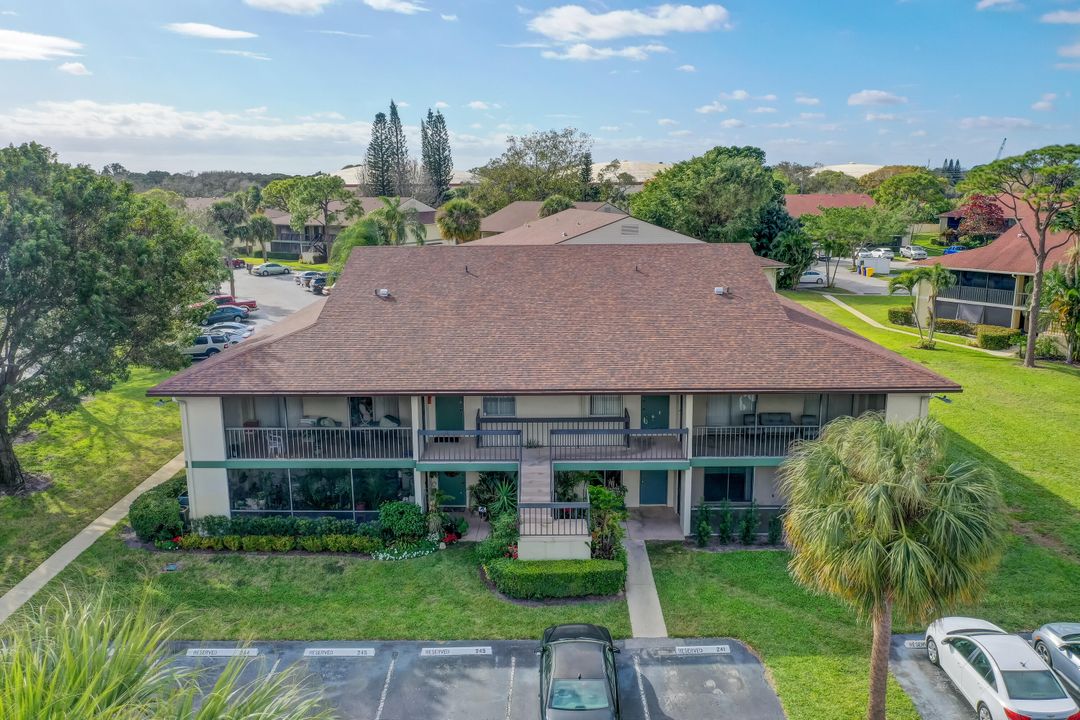 For Rent: $2,400 (2 beds, 2 baths, 980 Square Feet)