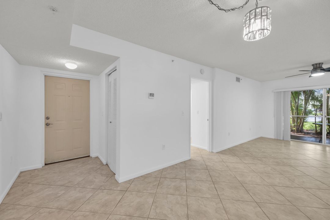 For Sale: $330,000 (2 beds, 2 baths, 991 Square Feet)