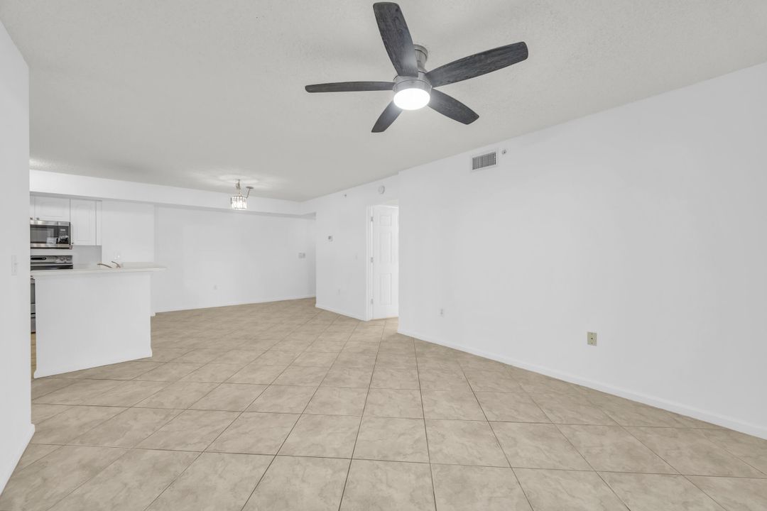 For Sale: $330,000 (2 beds, 2 baths, 991 Square Feet)