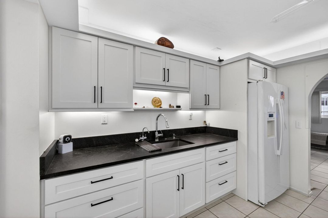 待售: $395,000 (2 贝兹, 1 浴室, 864 平方英尺)