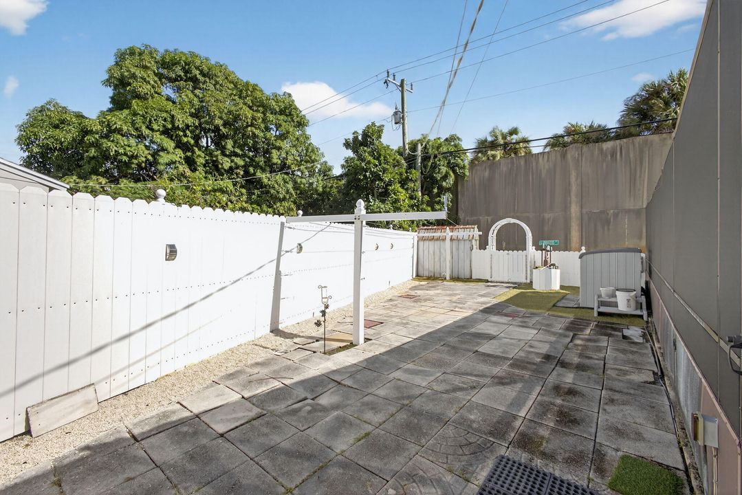 待售: $395,000 (2 贝兹, 1 浴室, 864 平方英尺)